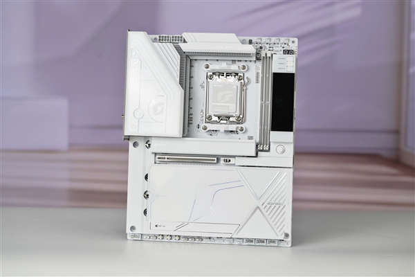 沉金+背钻工艺 七彩虹iGame X870E白火神图赏 专为AMD X3D处理器打造