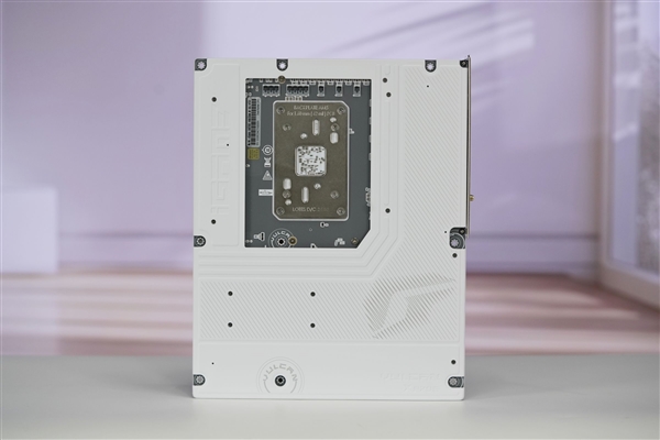 沉金+背钻工艺 七彩虹iGame X870E白火神图赏 专为AMD X3D处理器打造