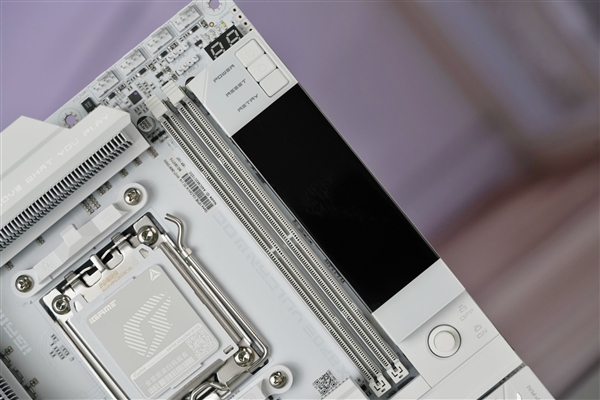 沉金+背钻工艺 七彩虹iGame X870E白火神图赏 专为AMD X3D处理器打造