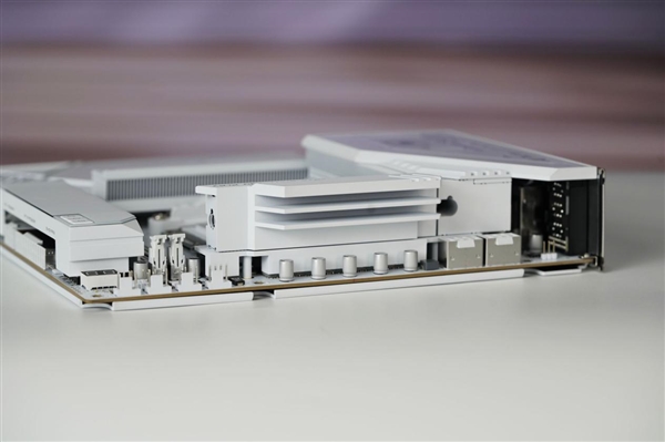 沉金+背钻工艺 七彩虹iGame X870E白火神图赏 专为AMD X3D处理器打造
