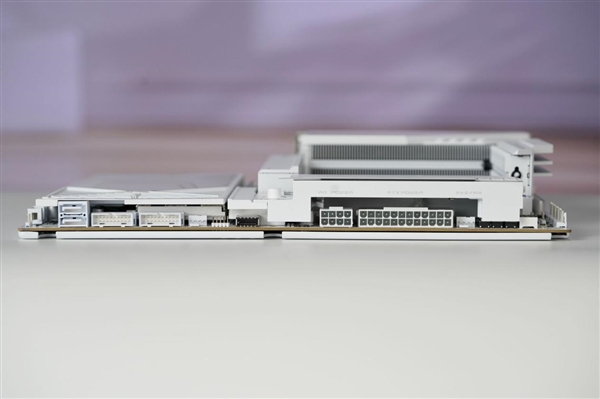 沉金+背钻工艺 七彩虹iGame X870E白火神图赏 专为AMD X3D处理器打造