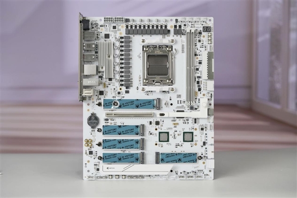 沉金+背钻工艺 七彩虹iGame X870E白火神图赏 专为AMD X3D处理器打造