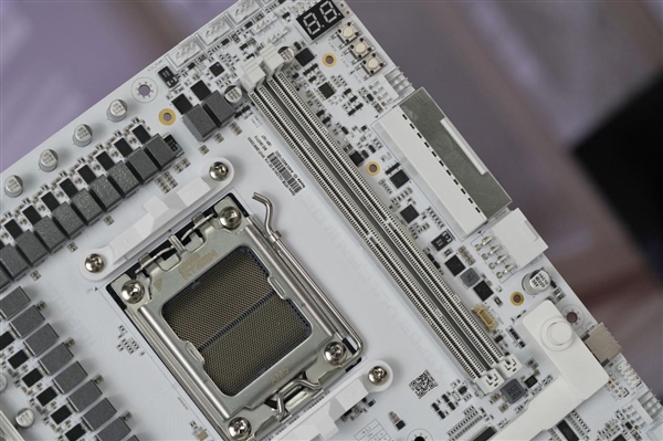 沉金+背钻工艺 七彩虹iGame X870E白火神图赏 专为AMD X3D处理器打造