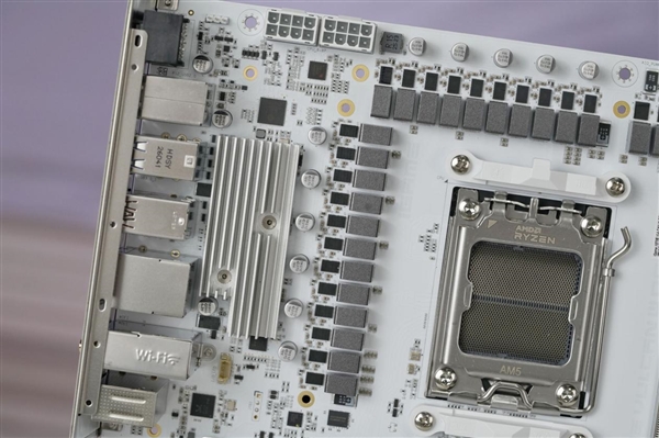 沉金+背钻工艺 七彩虹iGame X870E白火神图赏 专为AMD X3D处理器打造