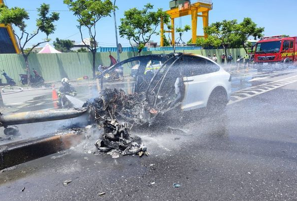 开Model X出事故人差点没了！林志颖四年后再坐特斯拉