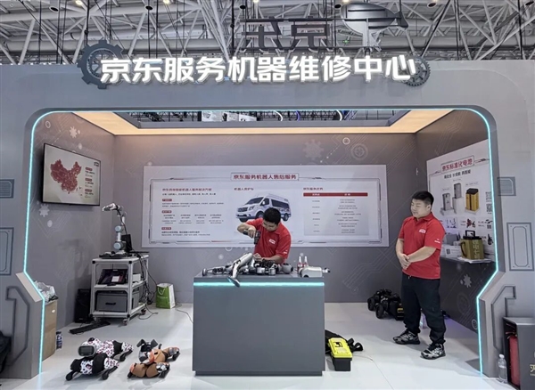 全球规模最大！京东“狼族”机器人集体亮相：智狼、飞狼、独狼