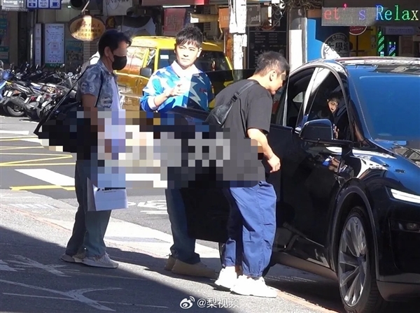 开Model X出事故人差点没了！林志颖四年后再坐特斯拉