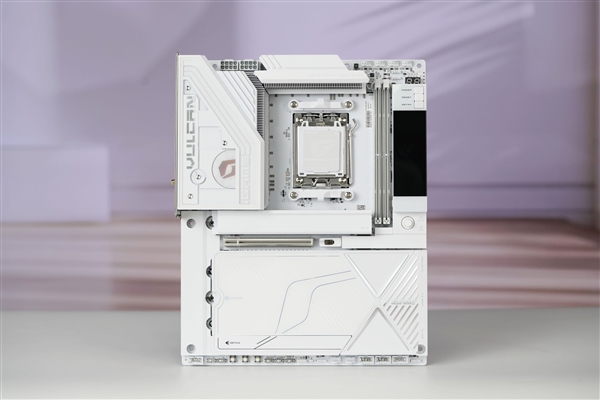 沉金+背钻工艺 七彩虹iGame X870E白火神图赏 专为AMD X3D处理器打造