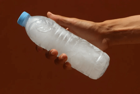 被热晕的欧洲人出奇招！一瓶冰水就能替代空调？