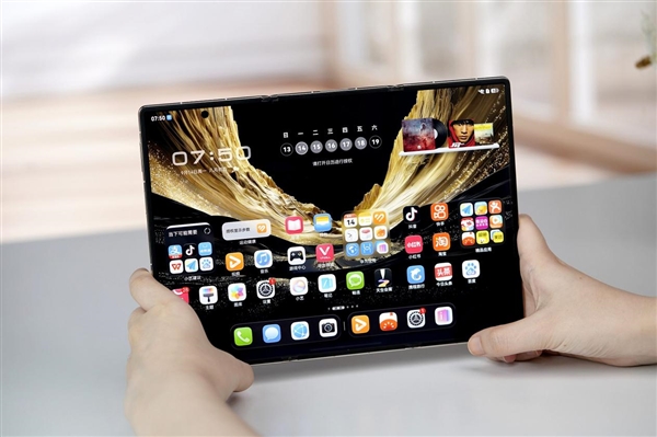 全新展翼三折叠手机！华为Mate XT 2非凡大师图赏