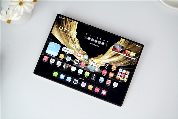 全新展翼三折叠手机！华为Mate XT 2非凡大师图赏