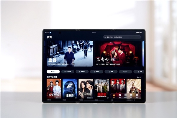 全新展翼三折叠手机！华为Mate XT 2非凡大师图赏