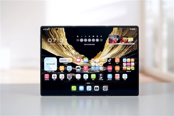 全新展翼三折叠手机！华为Mate XT 2非凡大师图赏