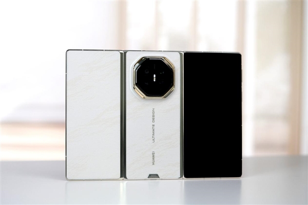 全新展翼三折叠手机！华为Mate XT 2非凡大师图赏