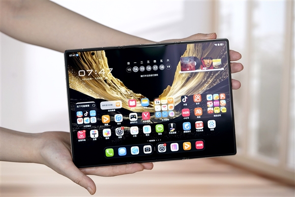 全新展翼三折叠手机！华为Mate XT 2非凡大师图赏