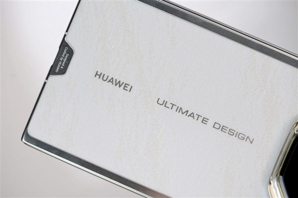 全新展翼三折叠手机！华为Mate XT 2非凡大师图赏