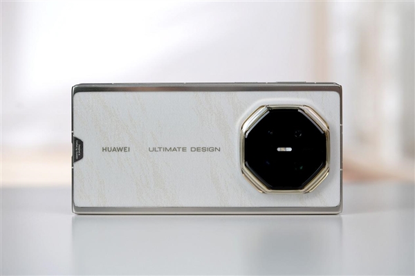 全新展翼三折叠手机！华为Mate XT 2非凡大师图赏