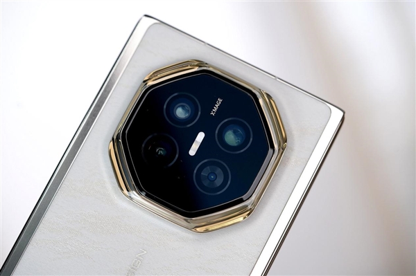 全新展翼三折叠手机！华为Mate XT 2非凡大师图赏