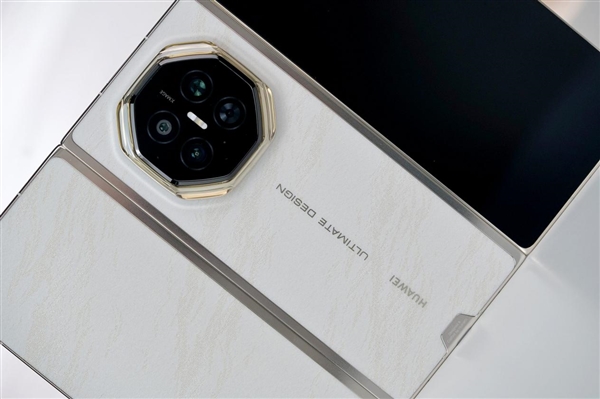 全新展翼三折叠手机！华为Mate XT 2非凡大师图赏