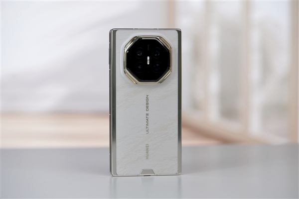 全新展翼三折叠手机！华为Mate XT 2非凡大师图赏