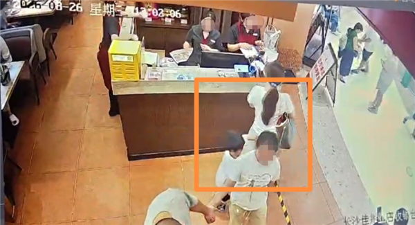 4岁男童被指摸臀女子账号已禁止关注：网友扒出多条与人争执视频