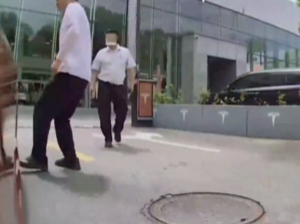 一特斯拉车主不认可维修质量 遭员工伸腿拦车！门店回应：核实中