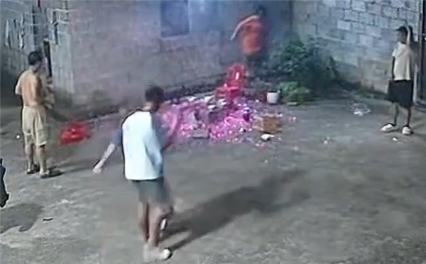 7人水泥地上烧烤突发爆炸火花四溅 消防科普：不良导热体风险很高