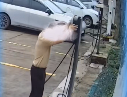 心真大！电车车主充完电不拔枪：直接起步将电桩拽倒