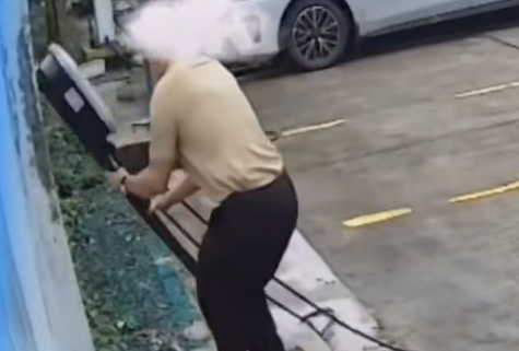 心真大！电车车主充完电不拔枪：直接起步将电桩拽倒