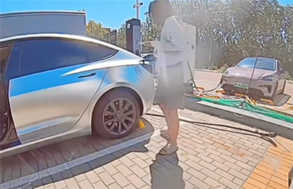 心真大！电车车主充完电不拔枪：直接起步将电桩拽倒