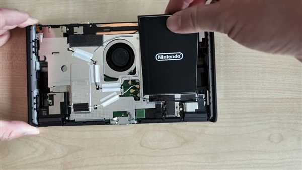 新版Switch 2官方视频：更换电池现在更容易了