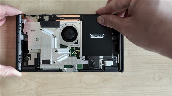 新版Switch 2官方视频：更换电池现在更容易了