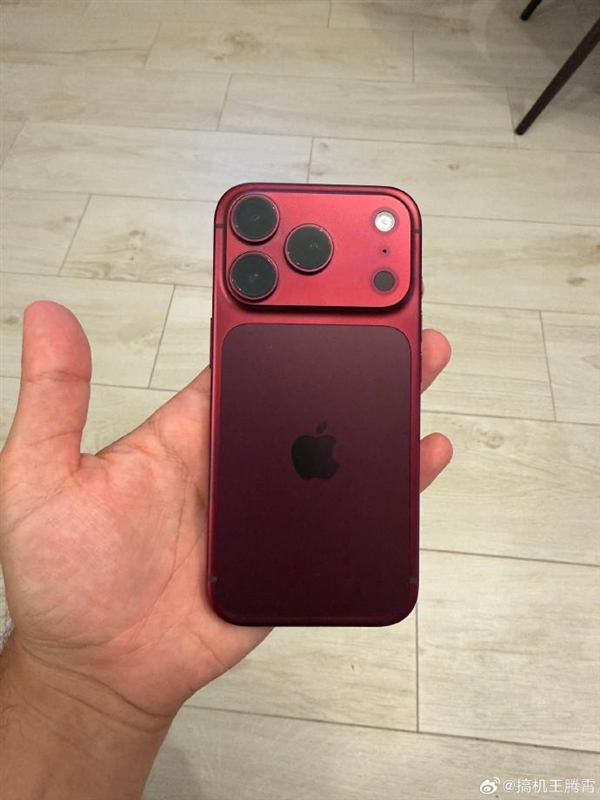 用户买苹果iPhone18 Pro红色吐槽：开始氧化褪色 真机惨不忍睹
