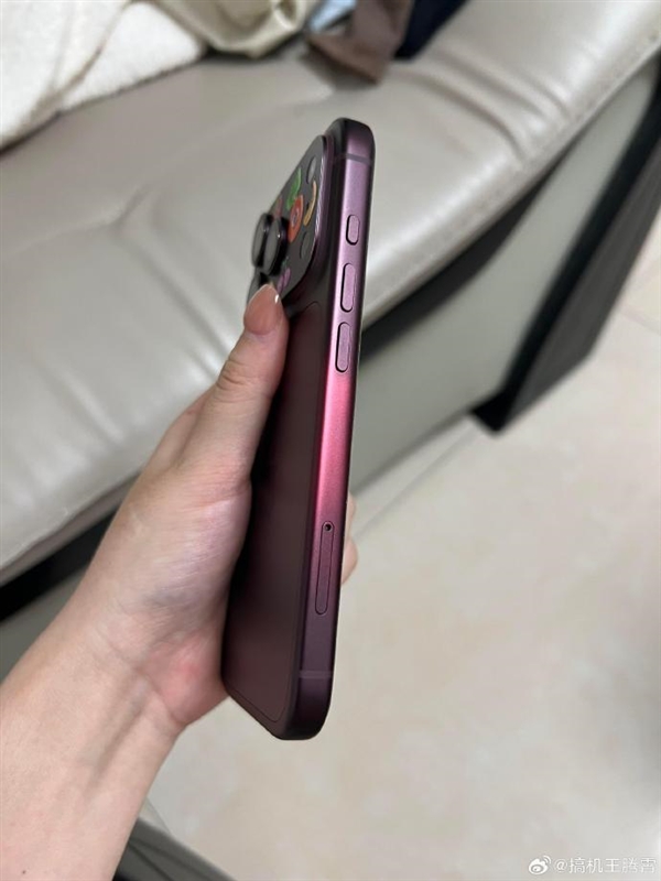 用户买苹果iPhone18 Pro红色吐槽：开始氧化褪色 真机惨不忍睹