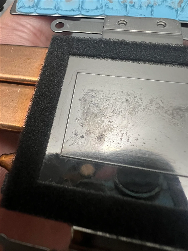 太离谱了！网友用刀片刮CPU清理液金：把铜质底座都刮凹了