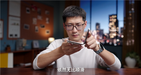 iPhone Duo首发评测出炉！影视飓风反折实测：不用担心一屁股坐弯