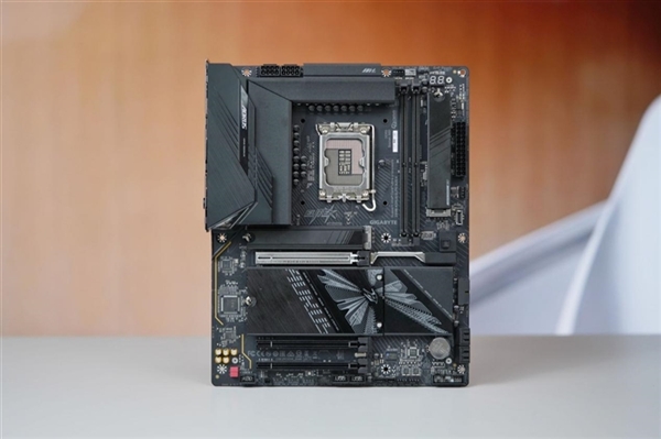 备战Intel下代CPU：技嘉24款Z990主板蓄势待发！两款木纹设计