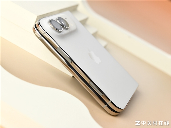 iPhone Duo上手体验:质感惊艳但屏下摄像头很尴尬