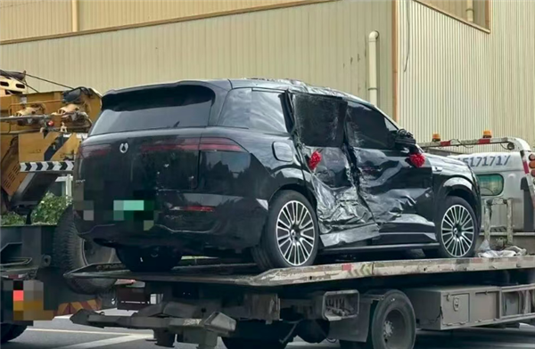 腾势N8L被货车100%侧面撞击：车身稳稳扛住冲击 车主毫发无损