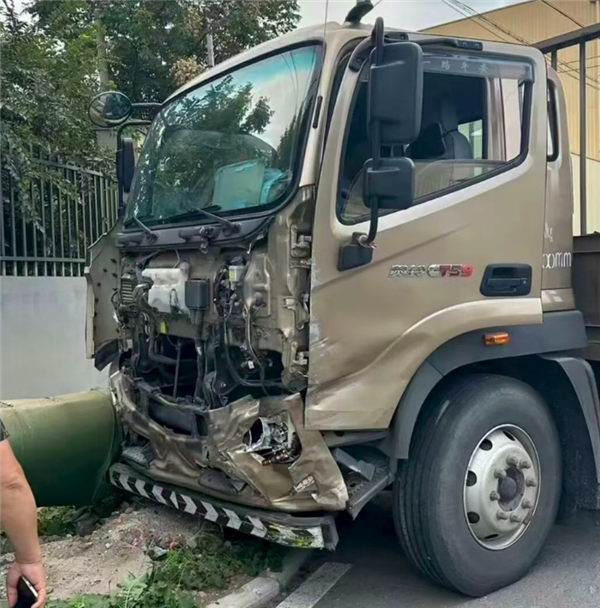 腾势N8L被货车100%侧面撞击：车身稳稳扛住冲击 车主毫发无损
