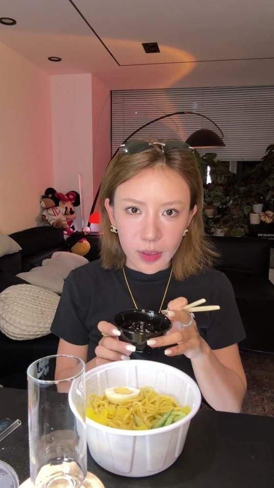 喝酒女网红被曝假喝 用白开水+东方树叶