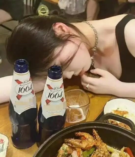 喝酒女网红被曝假喝 用白开水+东方树叶