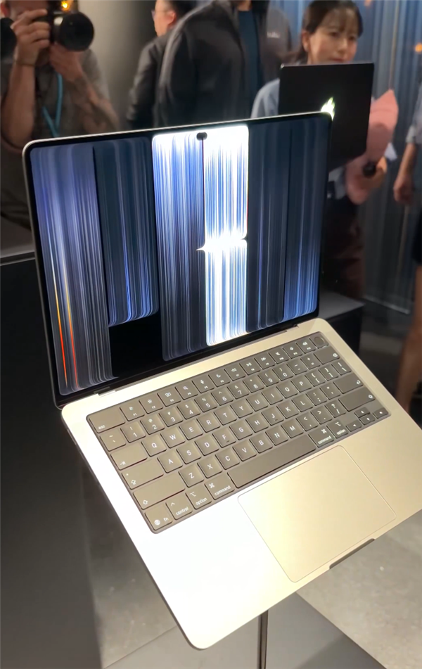 苹果发布首款触控屏MacBook Pro：发光Logo时隔10年回归！