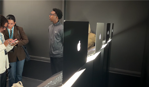 苹果发布首款触控屏MacBook Pro：发光Logo时隔10年回归！