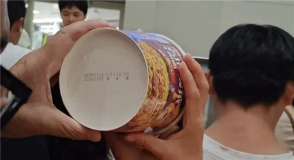 航班延误后发放过期泡面 乌鲁木齐航空通报：已严肃问责并整改 首位反馈旅客已发2000元现金奖励