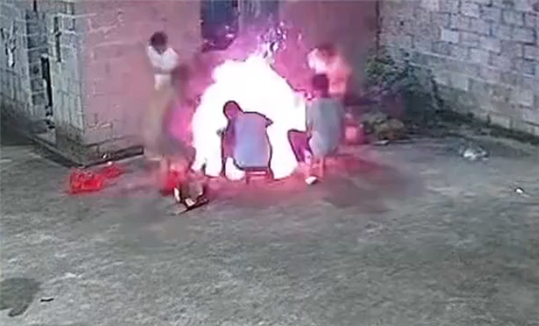 7人水泥地上烧烤突发爆炸火花四溅 消防科普：不良导热体风险很高