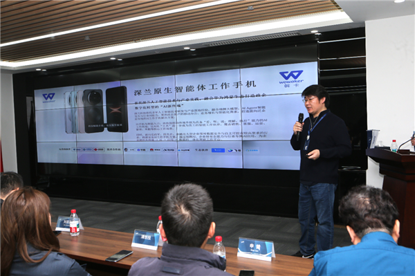 全球首款大模型智能体工作手机发布!深兰科技联合华为打造