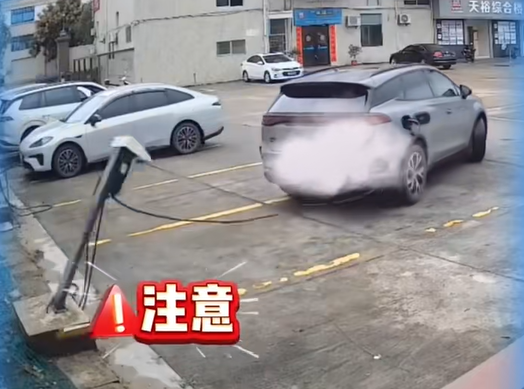 心真大！电车车主充完电不拔枪：直接起步将电桩拽倒