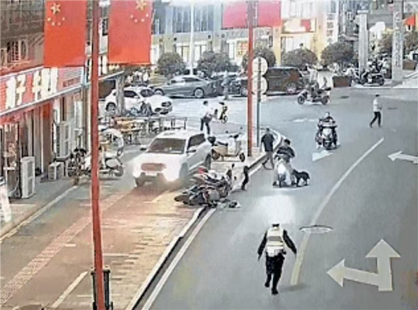 男子无证酒驾遇交警 猛然倒车连撞5车及路灯杆：一查还是惯犯