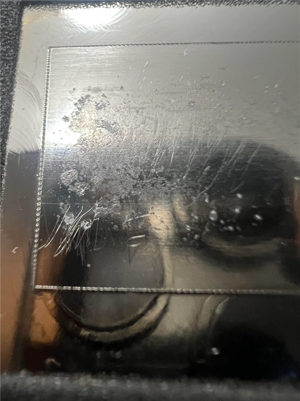 太离谱了！网友用刀片刮CPU清理液金：把铜质底座都刮凹了
